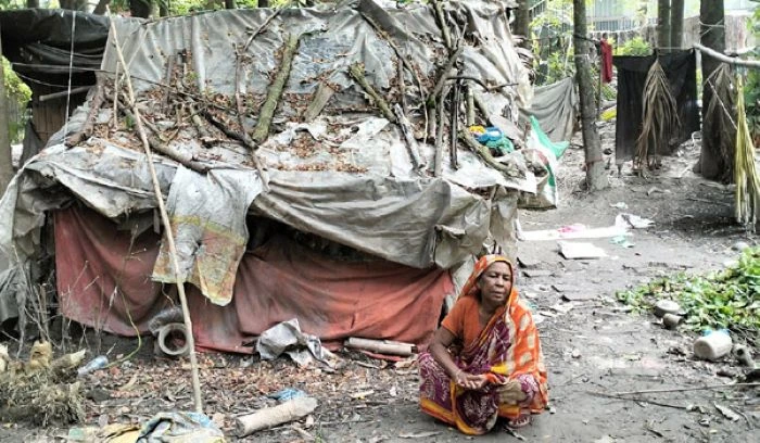 ২০ বছর পলিথিনের নিচে সবুরা: সরকারি ভাতা বন্ধ, ঘর দেওয়ার ক্ষেত্রেও ‘জটিলতা’